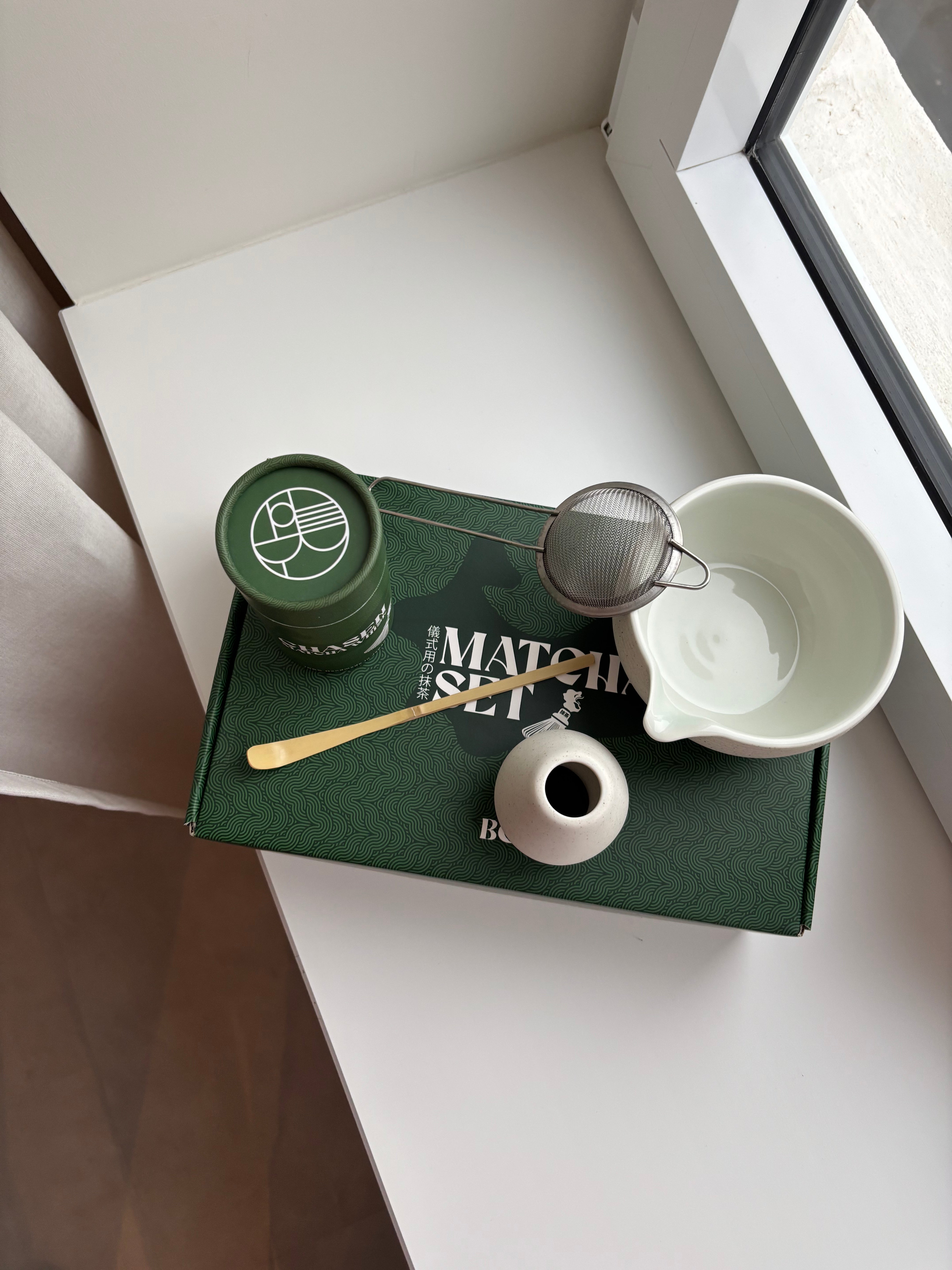 Luxe Matcha set - Bodhi Drinks - Japanese ceremonial en premium matcha - belgisch merk - belgian brand - whisk, chasen - zeefje - matchabowl - whiskholder - bamboelepel - traditional matcha - matcha set - gift set - gift idea - present - mothersday - easter - christmas - birthday 